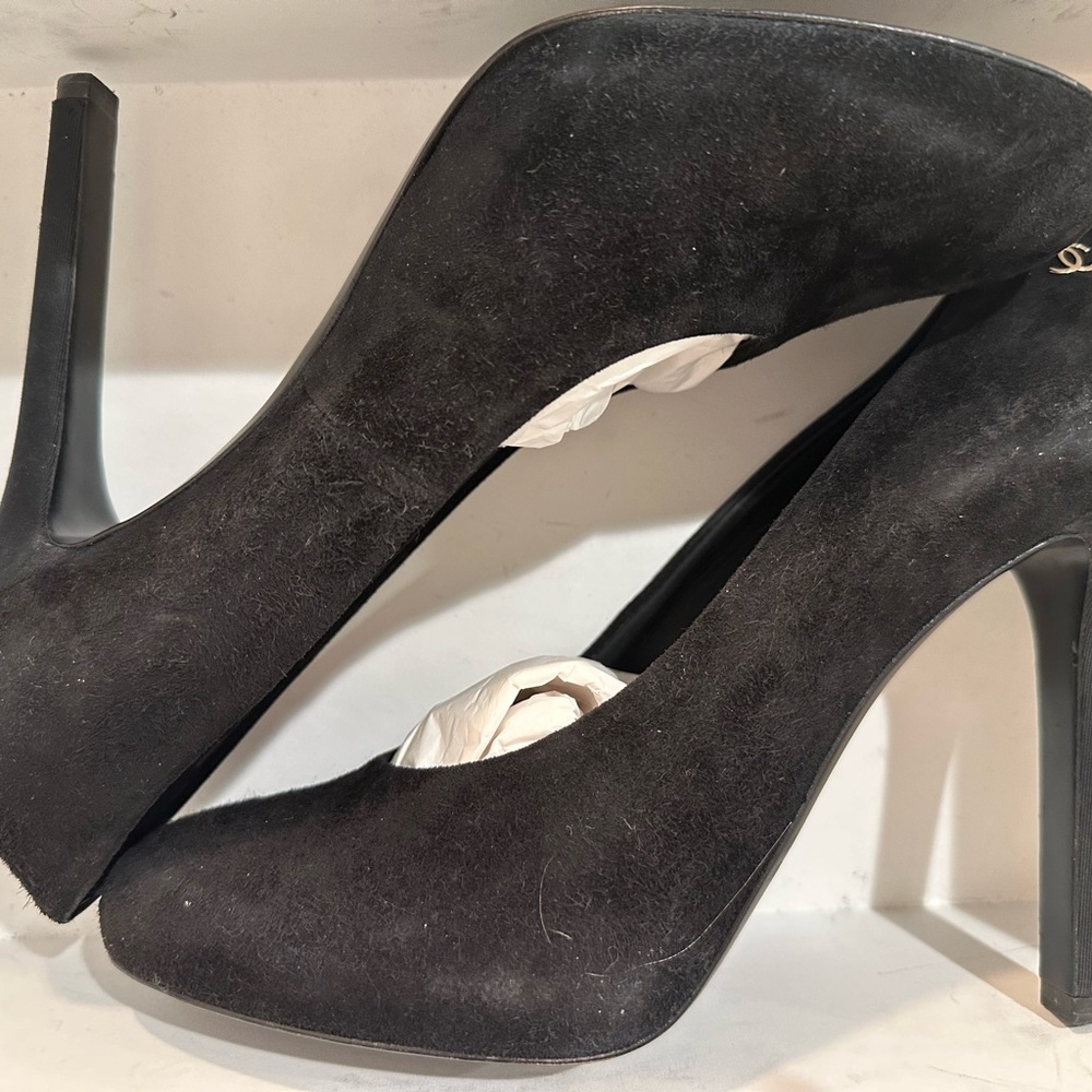 Chanel Round Toe Heels-classic style original box in pics for more information